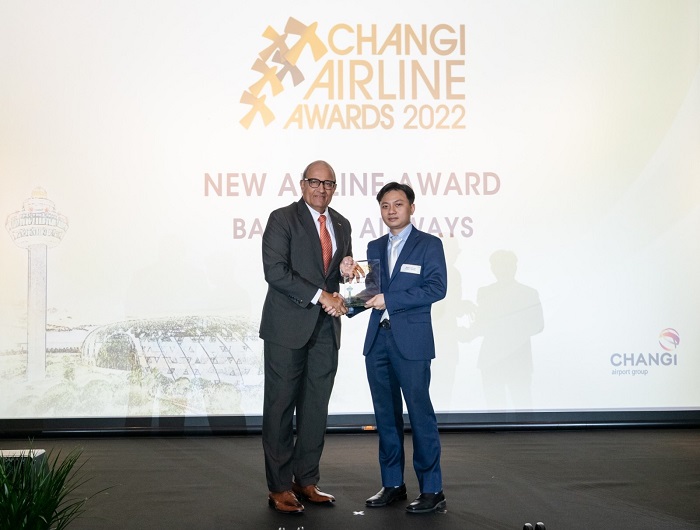 Đại diện Bamboo Airways (phải) nhận giải New Airline Award tại Changi Airport Awards
